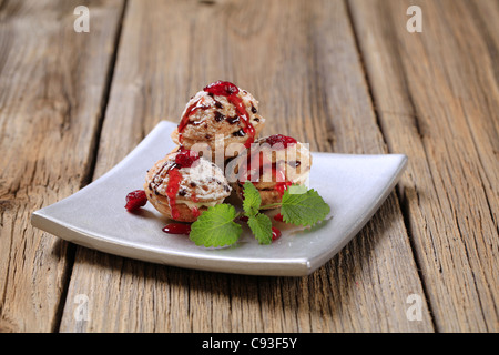 A forma di noce cookie riempito con crema di burro Foto Stock