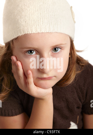 Ritratto di un triste bambina guardando la telecamera isolata su bianco. Foto Stock