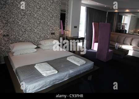 Camera da letto, Capo Bay Hotel di Cipro Foto Stock