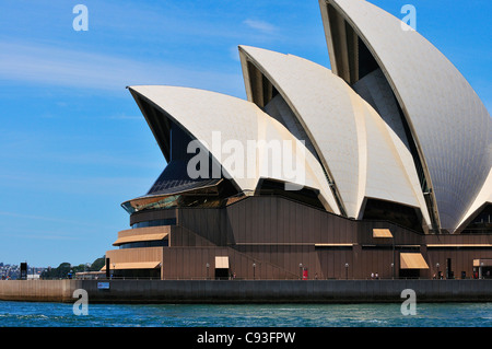 Waterside vista dal traghetto verso Sydney'iconica Opera House di Sydney, Austraila Foto Stock