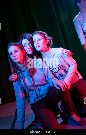 Gli adolescenti in un teatro della gioventù Drama Workshop di improvvisazione, REGNO UNITO Foto Stock