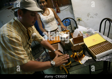 Il tabacco di contrabbando trader con sigari cubani fasulli nella sua casa nel centro storico di La Habana, Cuba. Foto Stock