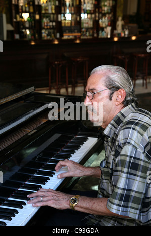 Il bar dell' Hotel Ambos Mundos nel centro storico di La Habana, Cuba. Foto Stock