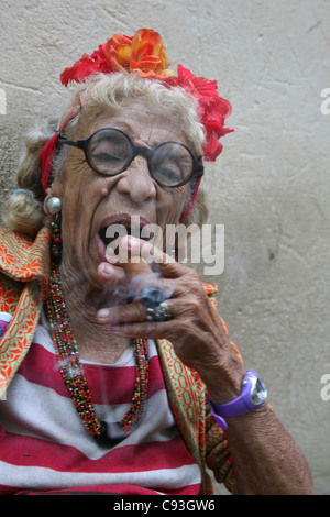 Eccentrica anziana donna cubana Graciela Gonzalez conosciuta anche come Granny Puretta fuma sigaro all'età di 84 anni nel centro storico di l'Avana, Cuba. Foto Stock