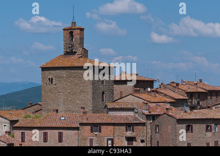 Dettagli architettonici di tegole rosse delle linee del tetto e la torre a Panicale, Italia. Foto Stock