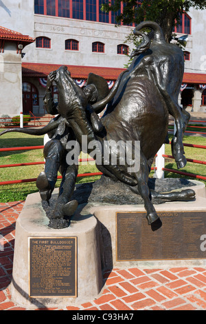 Statua di Bill Picket (il primo 'Bulldogger') fuori Cowtown Coliseum e Rodeo, Stockyards distretto, Fort Worth, Texas, Stati Uniti d'America Foto Stock