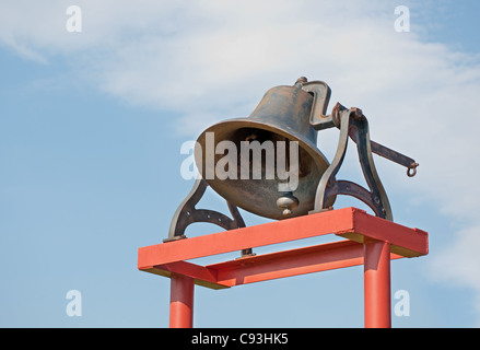 Ferro antico campanile della chiesa contro il cielo nuvoloso Foto Stock