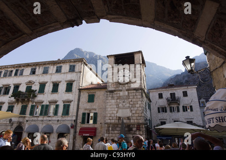 Montenegro - Kotor. Entrando nella città vecchia, con la seicentesca Torre dell'orologio. Foto Stock