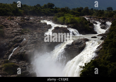 Cascata sulle rocce Foto Stock