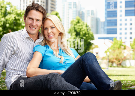 Giovane seduto nel parco della città Foto Stock