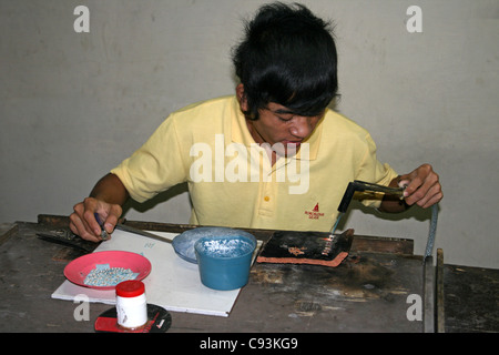 Indonesiano riscaldamento argentiere argento usando TORCIA SOFFIANTE Foto Stock