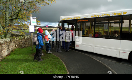 Scolari gruppo di tour a bordo di un annuncio122 bus a una volta prodotta nei pressi del Vallo di Adriano, Northumberland, Regno Unito Inghilterra KATHY DEWITT Foto Stock