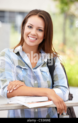 Ritratto di giovane donna all'aperto Foto Stock