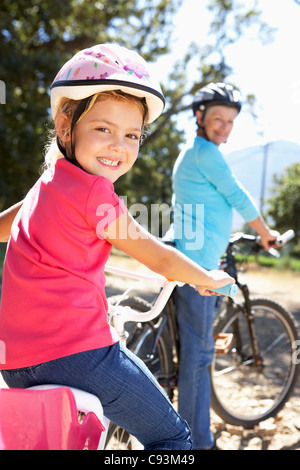 Bambina sul paese in bicicletta con la nonna Foto Stock