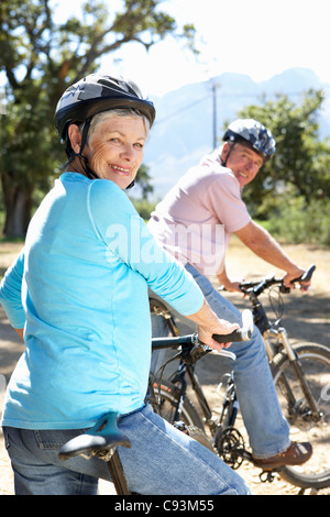 Coppia senior del paese in bicicletta Foto Stock