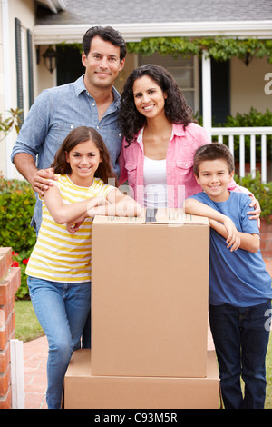 Famiglia in movimento nella nuova casa Foto Stock