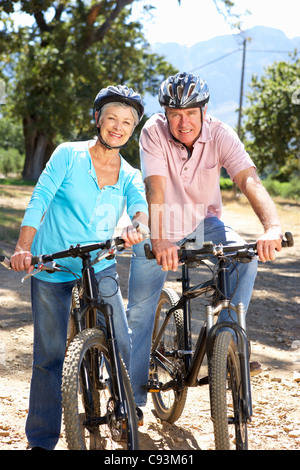 Coppia senior del paese in bicicletta Foto Stock