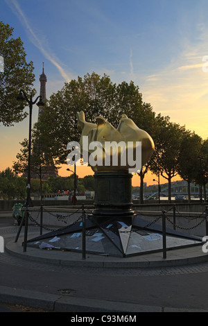 La fiamma della libertà, full size replica della nuova fiamma portati dalla torcia della Statua della Libertà di New York. Foto Stock