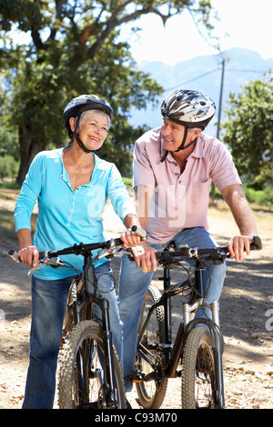 Coppia senior del paese in bicicletta Foto Stock