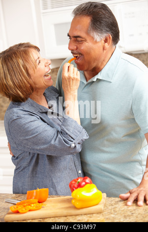 Coppia senior per la cottura Foto Stock