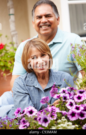 Coppia senior relax in giardino Foto Stock