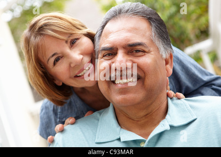 Coppia senior relax in giardino Foto Stock