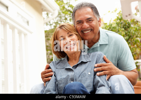 Coppia senior relax in giardino Foto Stock