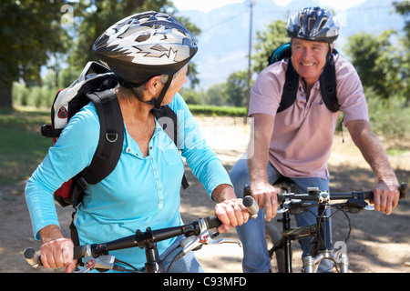 Coppia senior del paese in bicicletta Foto Stock