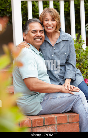 Coppia senior relax in giardino Foto Stock