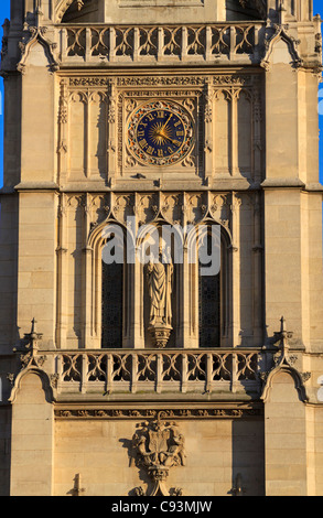 Il neo-gotico campanile tra St Germain l'Auxerrois la Chiesa e il municipio del primo arrondissement, Parigi, Francia Foto Stock