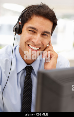 Imprenditore di indossare le cuffie Foto Stock