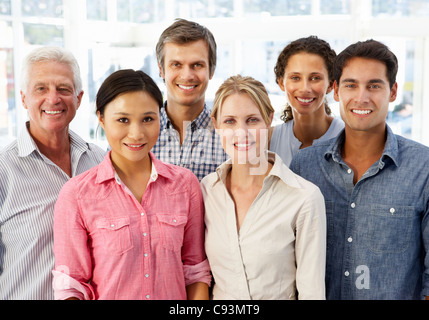 Gruppo misto la gente di affari in ufficio Foto Stock