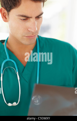 Giovane maschio medico con raggi x Foto Stock