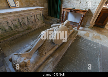 Effigie di un cavaliere nella chiesa di St Peter, Wymondham, Leicestershire Foto Stock