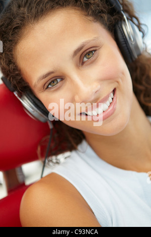 Donna con cuffie Foto Stock