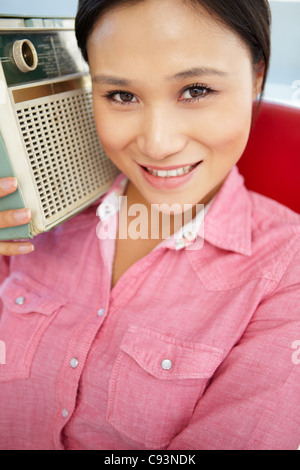 Giovane donna ascolta la radio Foto Stock