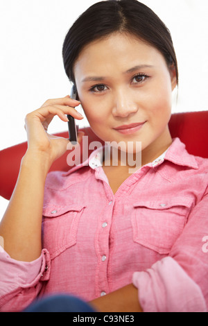 Giovane donna al telefono Foto Stock