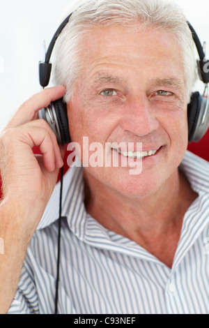 Senior uomo con le cuffie Foto Stock