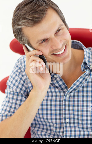 Uomo che parla al telefono Foto Stock