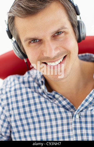 Uomo con le cuffie Foto Stock