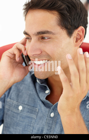 Giovane uomo che parla al telefono Foto Stock