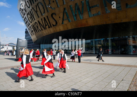 Morris dancing al di fuori del Millennium Centre a Cardiff, nel Galles. Foto Stock