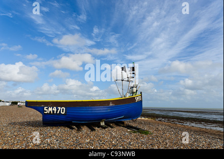 La pesca in barca tirata fino a Worthing la spiaggia di ciottoli con un bel cielo blu sullo sfondo. Foto di Julie Edwards Foto Stock