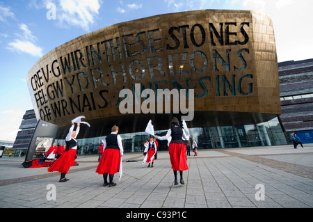 Morris ballerini al di fuori del centro del millennio, Cardiff, Galles Foto Stock