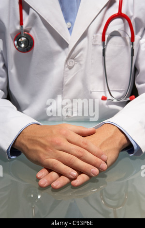 Medico seduto alla scrivania Foto Stock