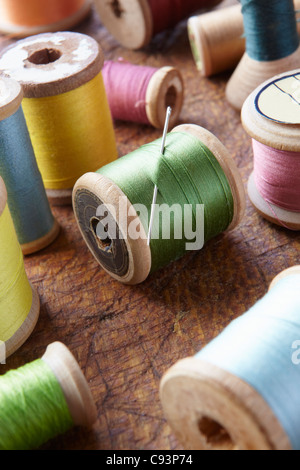 Bobine di cotone sul piano del tavolo Foto Stock