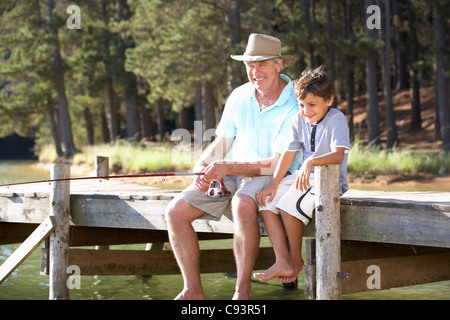 Uomo Senior per la pesca con il nipote Foto Stock