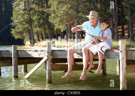 Uomo Senior per la pesca con il nipote Foto Stock