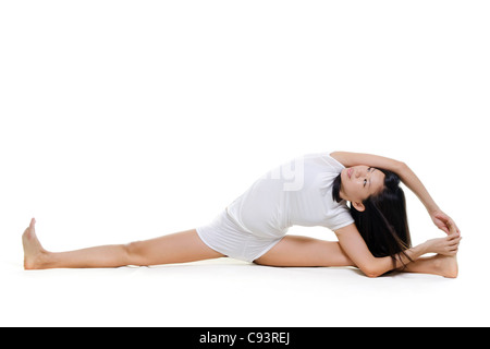 Donna di yoga, seduto tratto laterale la sequenza (Parsva Upavista Konasana), su sfondo bianco Foto Stock