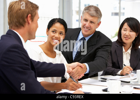 La gente di affari handshake Foto Stock